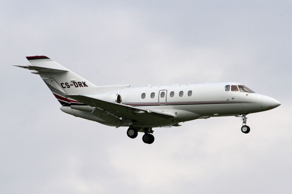 Hawker 800 (CS-DRK)