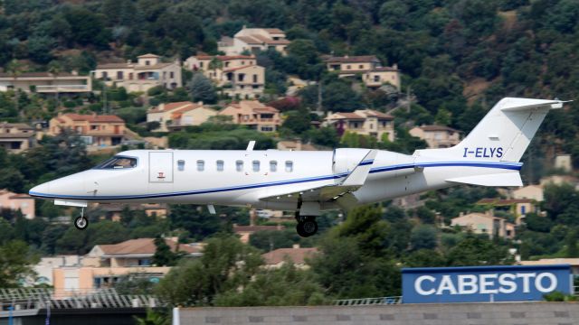 Learjet 40 (I-ELYS)