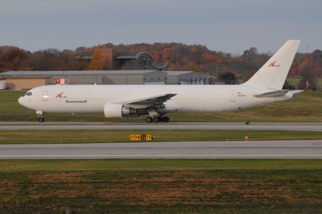 BOEING 767-300 (N226CY)