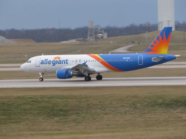 Airbus A320 (N294NV) - Allegiant Air Airbus A320 N294NV arriving at CVG on runway 18L.