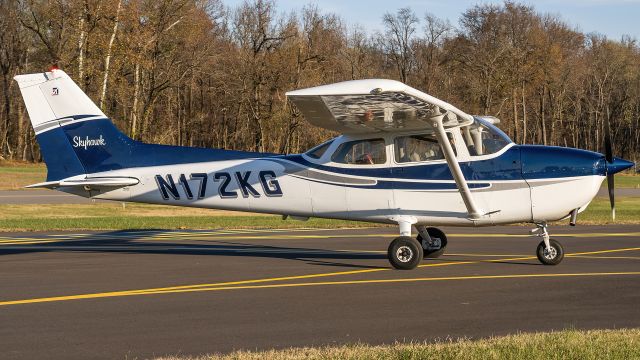 Cessna Skyhawk (N172KG) - N172KG taxiing to parking at College Park Airport after a flight from Philadelphia