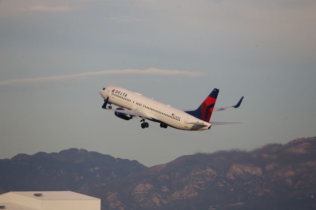 Boeing 737-800 (N376DA)