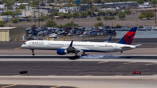 BOEING 757-300 (N588NW) - Delta Airlines 757-300 landing at PHX on 4/12/22. Taken with a Canon 850D and Canon 75-300mm lens.