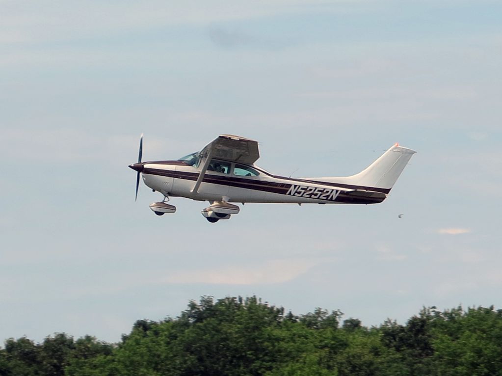 Cessna Skylane (N5252N) - Take off runway 17.