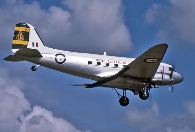 A6586 — - AUSTRALIA - AIR FORCE - DOUGLAS C-47B DAKOTA (DC-3) - REG : A65-86 (CN 16131/32879) - EDINBURGH RAAF BASE ADELAIDE SA. AUSTRALIA - YPED 22/11/1984