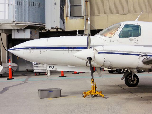 Cessna 402 (N6813J)