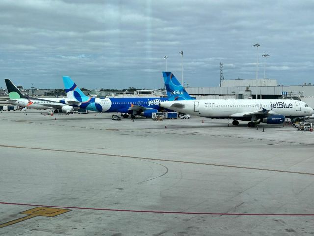 Boeing 737 MAX 8 (C-FLQO) - Flair B737-8MAX with a SmartWings logo on the winglet and a Newly painted JetBlue A320 and olrder liveried JetBlue A320