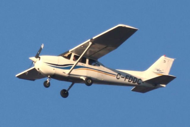 Cessna Skyhawk (C-FDDC) - C-FDDC Cessna Skyhawk 172N Cargair Aviation Inc. Survolant la ville de Lavaltrie QC. Le 19-11-2024 à 15:02.