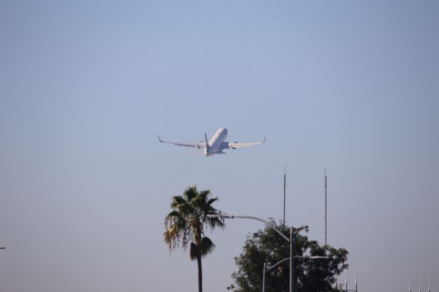 Boeing 737-800 (C-FWVJ)