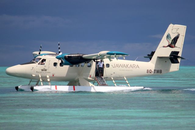De Havilland Canada Twin Otter (8Q-TMB) - Taxiing to the jetty at Kanifushi Island on 6-Jan-24 arriving from VRMM via Fushifaru Island.