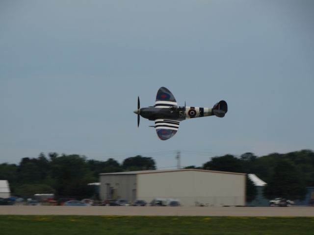 Cessna Conquest 2 (N959RT) - Supermarine 361 Spitfire IXc (1944 C/N CBAF.8125)