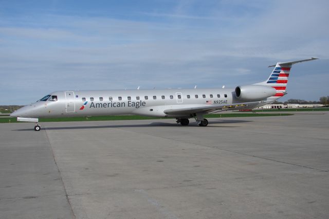 Embraer ERJ-145 (N925AE)