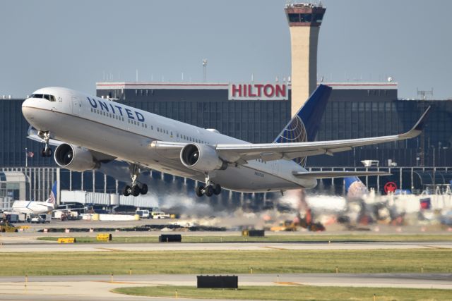 BOEING 767-300 (N657UA)