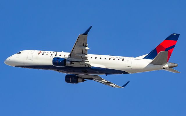 Embraer ERJ 175 (N637CZ)