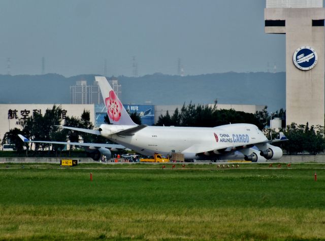 Boeing 747-400 (B-18712)