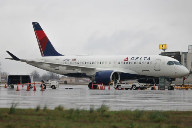 Airbus A220-100 (N121DU)