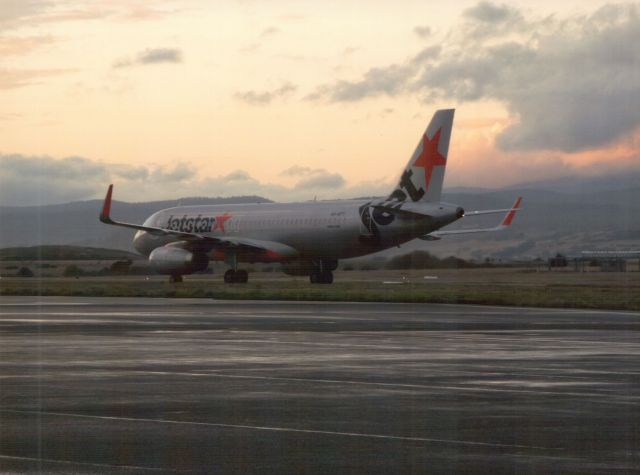 VH-VFT — - Airbus A320-232 Serial number 5532.br /Jetstar taxiing on taxiway A, on a wet afternoon.