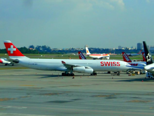 Airbus A340-300 (HB-JMO)