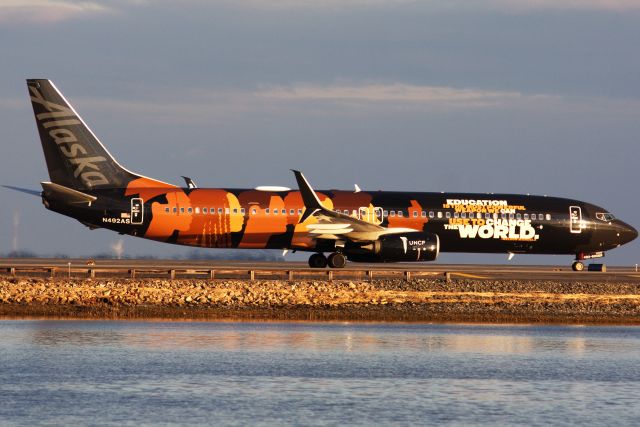 Boeing 737-900 (N492AS)