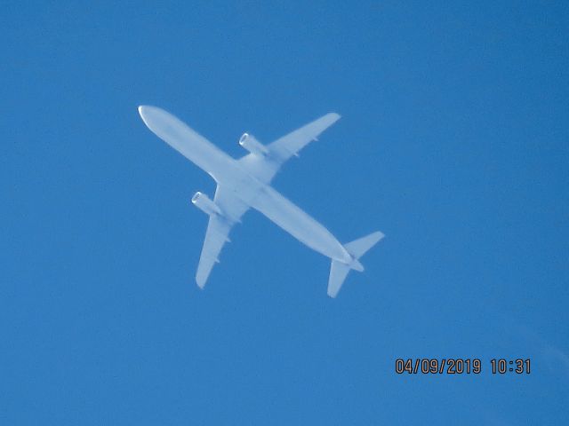 Airbus A321 (N573UW)