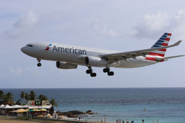 Airbus A330-200 (N279AY)