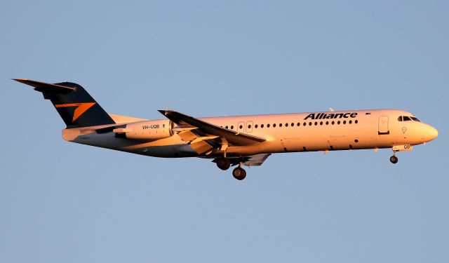 Fokker 100 (VH-UQB) - Sunset approach to Rwy 25