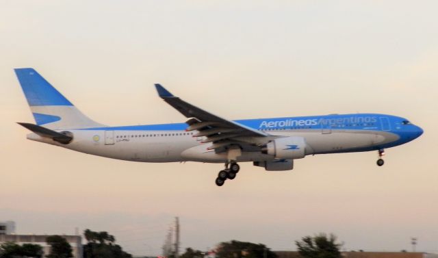 Airbus A330-200 (LV-FNJ)