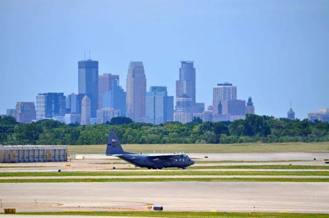 Lockheed C-130 Hercules (N23283) - The Minnesota Air National Guard, 934th airlift wing "Flying Vikings".