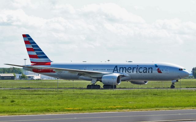 Boeing 777-200 (N756AM) - american b777-223er n756am at shannon after diverting in durning the night while routing LHR-JFK 24/5/16.