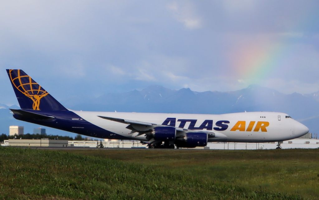 BOEING 747-8 (N850GT) - Taxiing after landing on 15-33