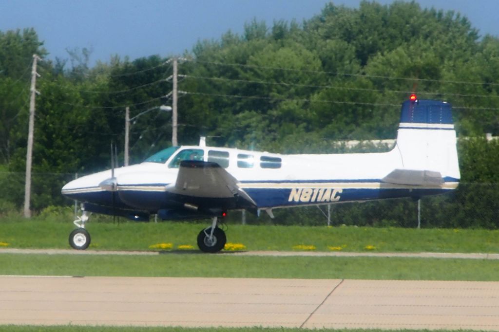 Beechcraft Twin Bonanza (N811AC)