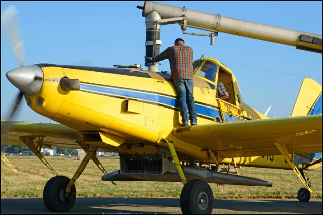 N91918 — - Filling the hopper with fertilizer as the engine runs