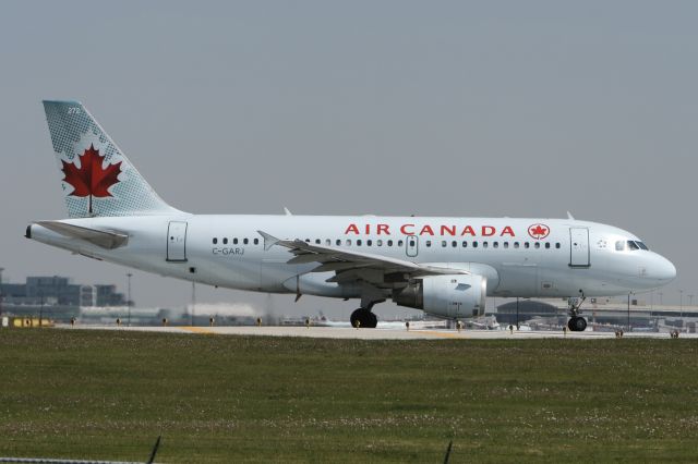 Airbus A319 (C-GARJ) - May 20, 2009 - leaving Toronto