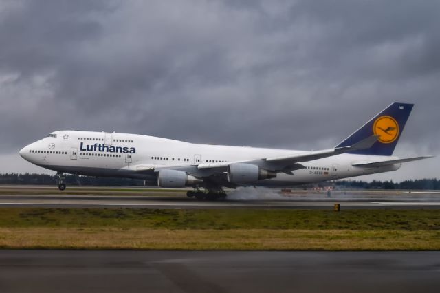 Boeing 747-400 (D-ABVR) - Smoking the mains as it arrives from Frankfurt this 747 enjoys a little bath in rainy Seattle