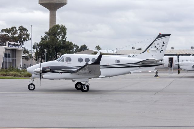 Beechcraft King Air 90 (VH-JET) - Leppington Pastoral Company (VH-JET) Beechcraft King Air 90 taxiing at Wagga Wagga Airport.