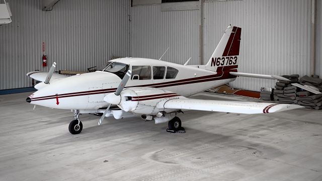 Piper Aztec (N63763)