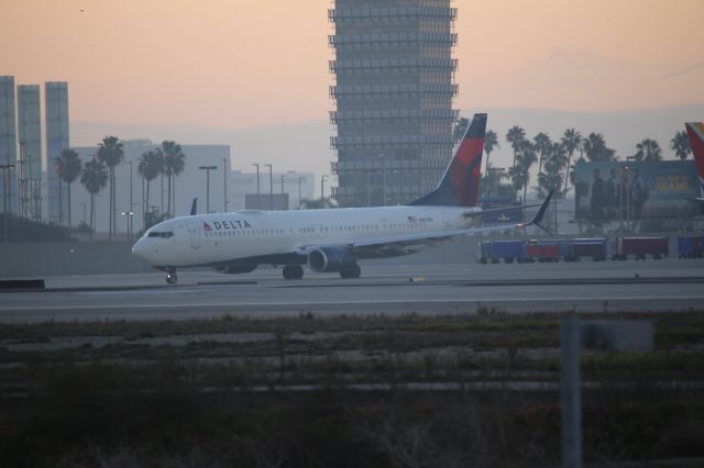 Boeing 737-900 (N817DN)