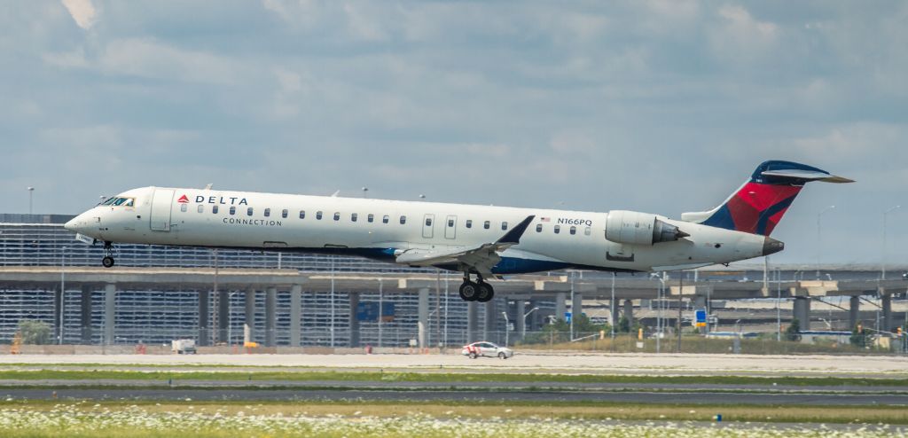 Canadair Regional Jet CRJ-900 (N166PQ)