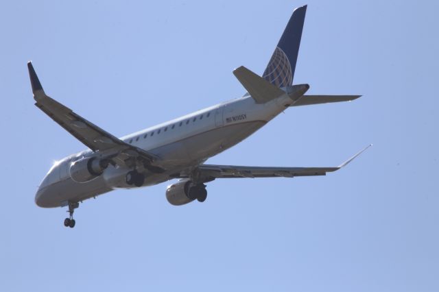 EMBRAER 175 (long wing) (N110SY)