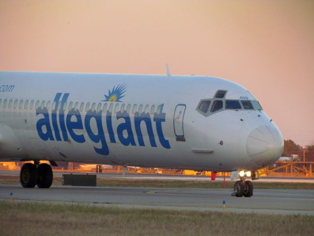 McDonnell Douglas MD-83 (N409NV)