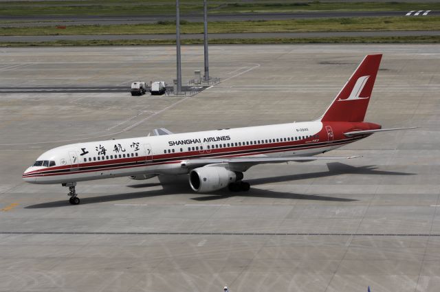 Boeing 757-200 (B-2842) - Taxing to Spot at Haneda Intl Airport on 2012/06/07