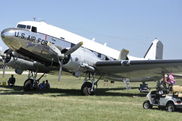 Douglas DC-3 (N8704)