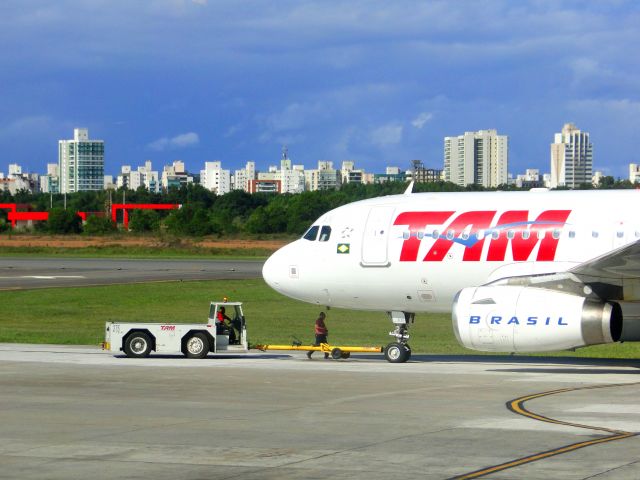 Airbus A320 (PR-MAN) - AIRBUS A319 OF TAM AIRLINES IN VITÓRIA-ES, BRAZIL