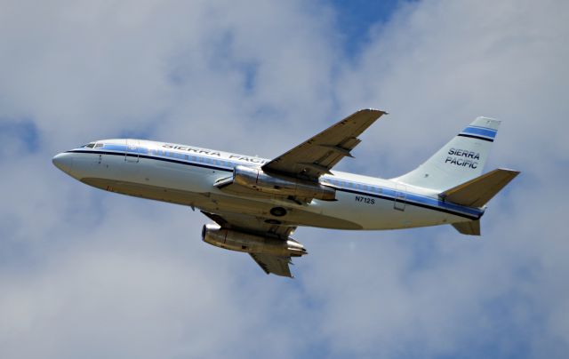 Boeing 737-200 (N712S)