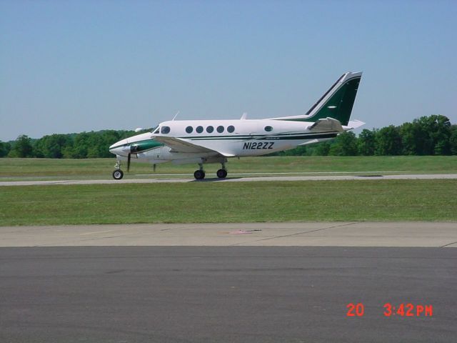 Beechcraft King Air 100 (N122ZZ) - Taxiing at KHNB on 5/20/09