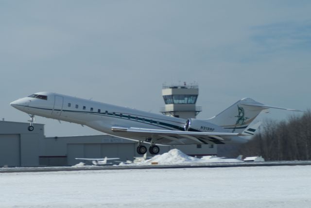 Bombardier Global Express (N313RF) - One busy Raptor off runway 18