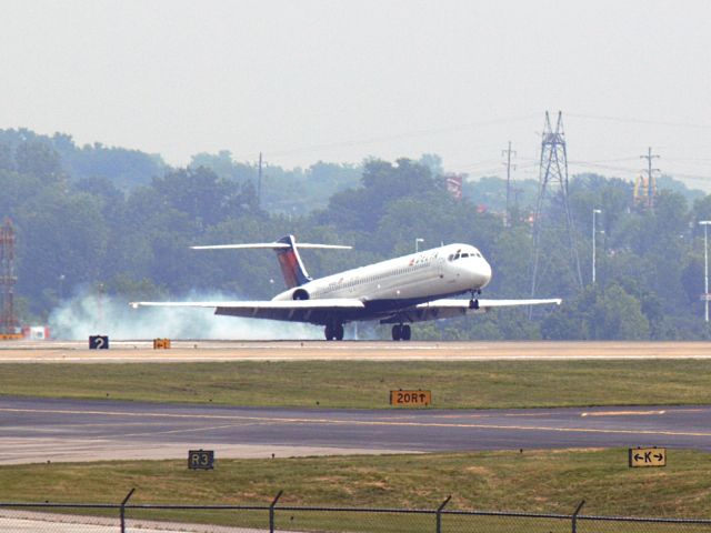 McDonnell Douglas MD-88 (N914DE) - Touchdown on 20R on 5/19/2013