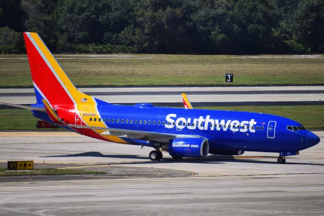 Boeing 737-700 (N916WN) - Southwest Airlines Boeing 737-7H4 taxiing into the ramp from Runway 19R at the Tampa International Airport (10/10/20)