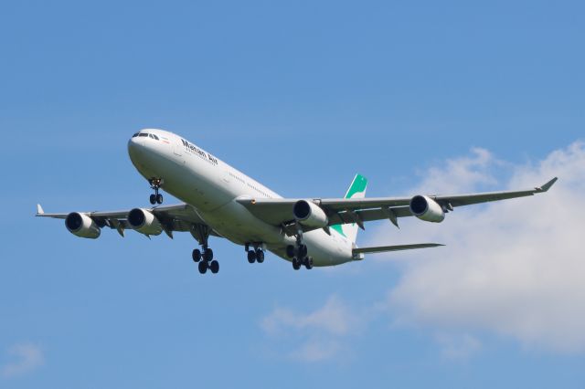 Airbus A340-300 (EP-MMT)