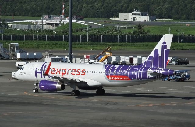 Airbus A320 (B-LCF) - Taxing at NRT (2016/08/31)